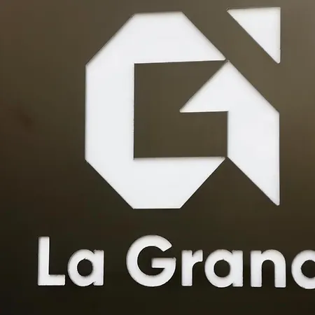 La Grand - New Bazaar 티라나